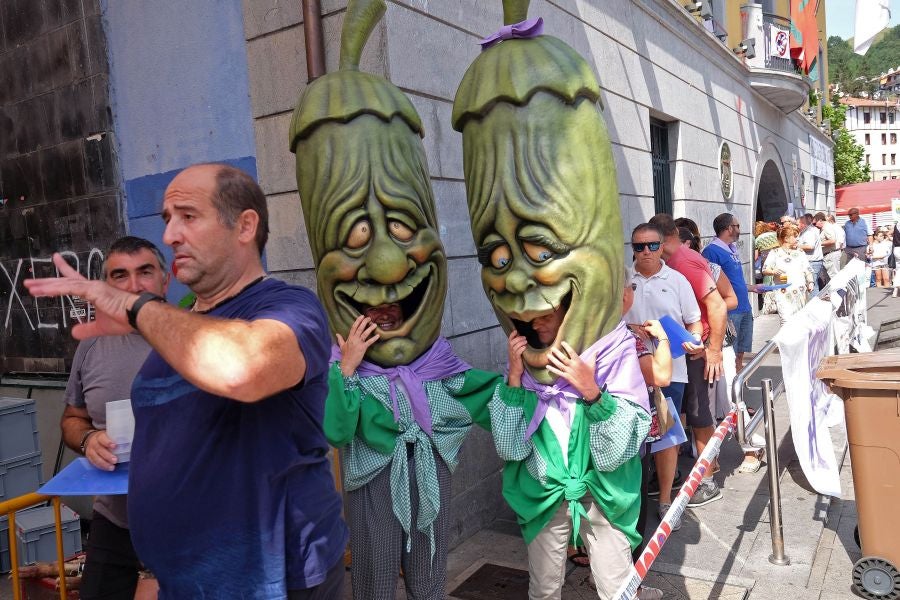 A pesar de haber sido un año complicado para el producto estrella de los ibartarras, la cita más relevante de la localidad no defraudó a los visitantes. Fueron muchos los que esperaron su turno para degustar la piparra frita o avinagrada, y el tomate de un origen local y autóctono
