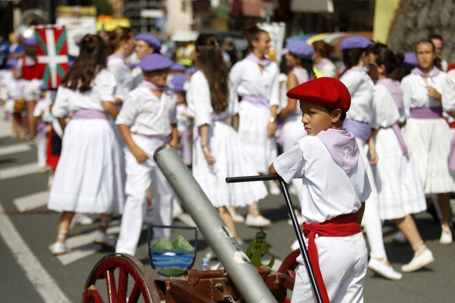 A pesar de haber sido un año complicado para el producto estrella de los ibartarras, la cita más relevante de la localidad no defraudó a los visitantes. Fueron muchos los que esperaron su turno para degustar la piparra frita o avinagrada, y el tomate de un origen local y autóctono