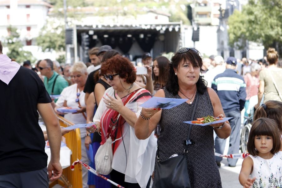 A pesar de haber sido un año complicado para el producto estrella de los ibartarras, la cita más relevante de la localidad no defraudó a los visitantes. Fueron muchos los que esperaron su turno para degustar la piparra frita o avinagrada, y el tomate de un origen local y autóctono