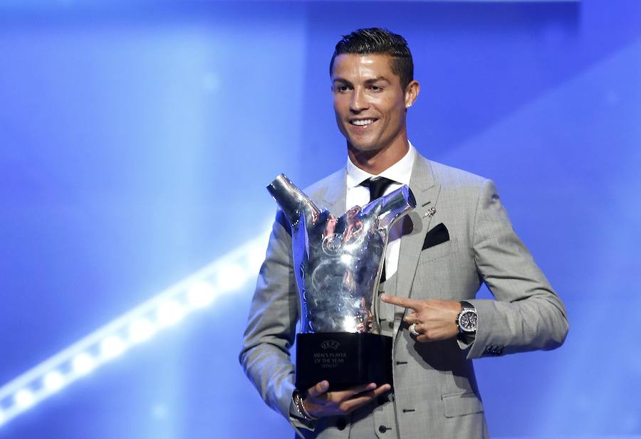 Cristiano Ronaldo señala el premio recién adquirido.