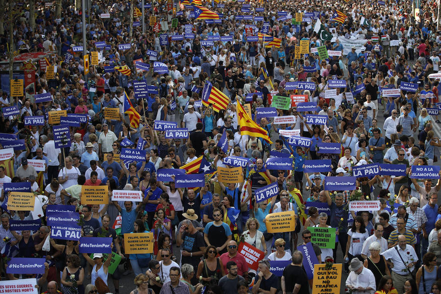 Miles de personas desbordan el paseo de Gràcia y el centro de Barcelona en una manifestación contra el terrorismo tras los atentados de la semana pasada, una protesta bajo el lema "No tinc por" (No tengo miedo) a la que asiste el Rey, el presidente del Gobierno, Mariano Rajoy, y los presidentes autonómicos, entre otras autoridades. 