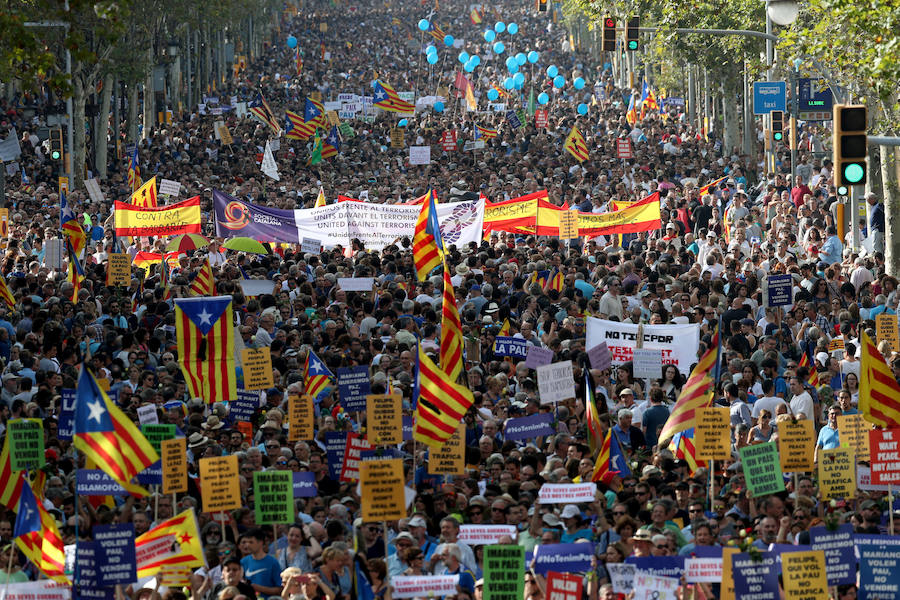 Miles de personas desbordan el paseo de Gràcia y el centro de Barcelona en una manifestación contra el terrorismo tras los atentados de la semana pasada, una protesta bajo el lema "No tinc por" (No tengo miedo) a la que asiste el Rey, el presidente del Gobierno, Mariano Rajoy, y los presidentes autonómicos, entre otras autoridades. 