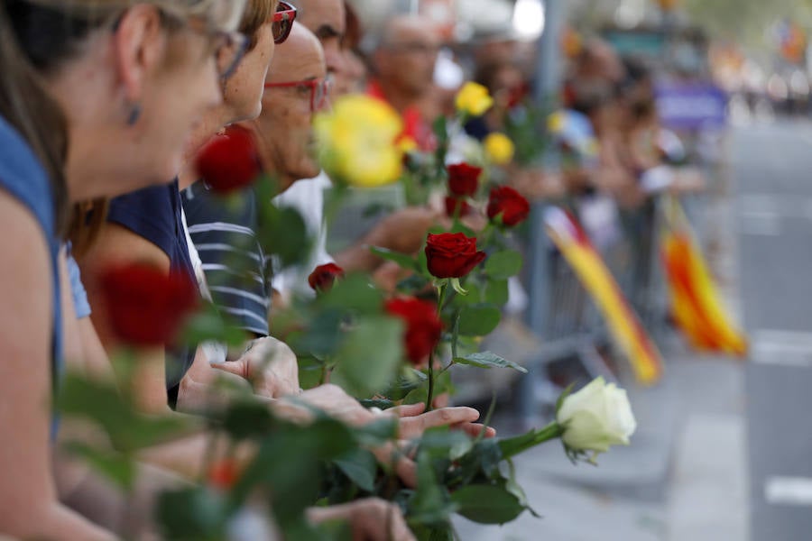 Miles de personas desbordan el paseo de Gràcia y el centro de Barcelona en una manifestación contra el terrorismo tras los atentados de la semana pasada, una protesta bajo el lema "No tinc por" (No tengo miedo) a la que asiste el Rey, el presidente del Gobierno, Mariano Rajoy, y los presidentes autonómicos, entre otras autoridades. 