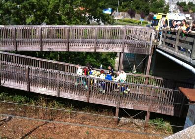 Imagen secundaria 1 - Los servicios sanitarios atienden al herido