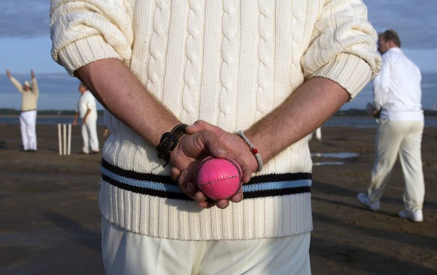 Cada año, desde principios de la década de los 50, decenas de personas se reúnen en un banco de arena en el estrecho de Solent, Reino Unido, para jugar el partido de cricket "The Brambles". El banco de arena solo aparece cuando baja la marea, y para acceder, los participantes deben ir en barco.