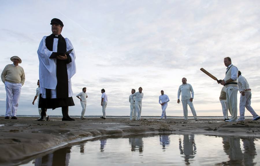 Cada año, desde principios de la década de los 50, decenas de personas se reúnen en un banco de arena en el estrecho de Solent, Reino Unido, para jugar el partido de cricket "The Brambles". El banco de arena solo aparece cuando baja la marea, y para acceder, los participantes deben ir en barco.