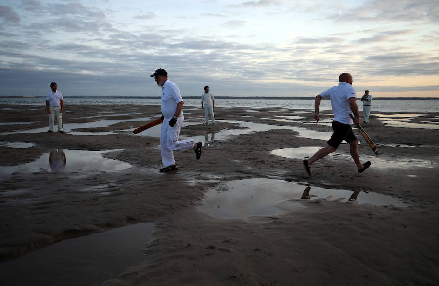 Cada año, desde principios de la década de los 50, decenas de personas se reúnen en un banco de arena en el estrecho de Solent, Reino Unido, para jugar el partido de cricket "The Brambles". El banco de arena solo aparece cuando baja la marea, y para acceder, los participantes deben ir en barco.