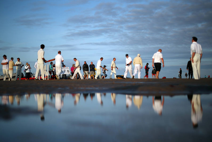 Cada año, desde principios de la década de los 50, decenas de personas se reúnen en un banco de arena en el estrecho de Solent, Reino Unido, para jugar el partido de cricket "The Brambles". El banco de arena solo aparece cuando baja la marea, y para acceder, los participantes deben ir en barco.