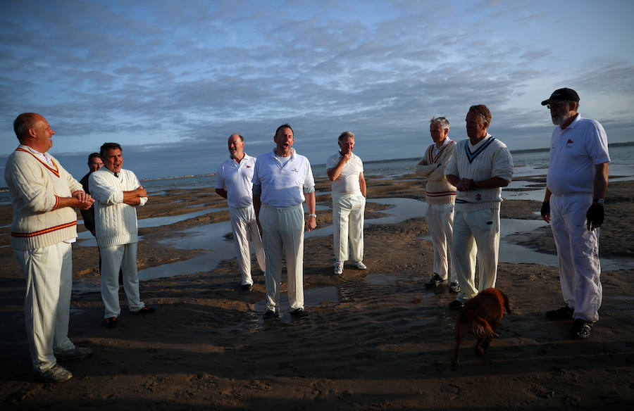 Cada año, desde principios de la década de los 50, decenas de personas se reúnen en un banco de arena en el estrecho de Solent, Reino Unido, para jugar el partido de cricket "The Brambles". El banco de arena solo aparece cuando baja la marea, y para acceder, los participantes deben ir en barco.