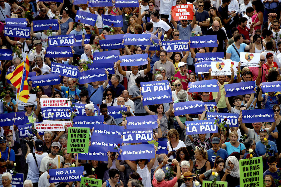 Miles de personas desbordan el paseo de Gràcia y el centro de Barcelona en una manifestación contra el terrorismo tras los atentados de la semana pasada, una protesta bajo el lema "No tinc por" (No tengo miedo) a la que asiste el Rey, el presidente del Gobierno, Mariano Rajoy, y los presidentes autonómicos, entre otras autoridades. 