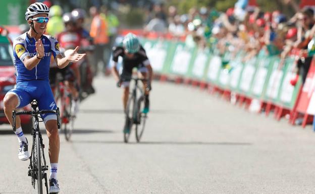 Julian Alaphilippe, tras ganar en la meta de Xorret de Catí.