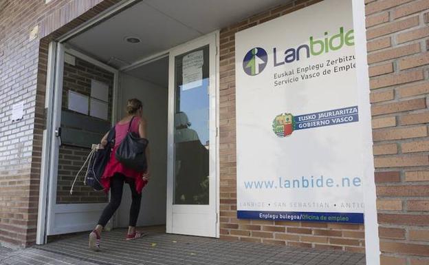 Casi 130.000 vascos con trabajo buscan un nuevo empleo en Lanbide