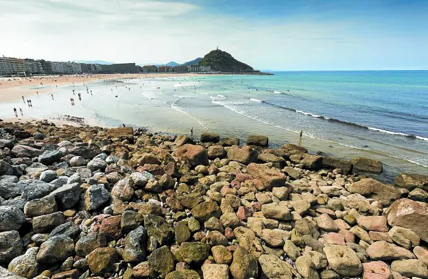 Las mareas vivas hicieron aflorar ayer las rocas de la playa de la Zurriola durante la bajamar.