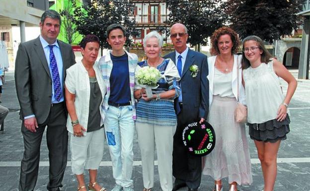 Bodas de oro. El que fuera presidente del Lasarte-Oria KE (LOKE), Jesús Díez y su esposa Maite Miñaur, ambos vizcaínos de 73 años y que residen en Lasarte-Oria desde 1969, cuando Jesús ingresó en la empresa Michelin, celebraron ayer sus bodas de oro matrimonial. Acompañados de sus hijos, nietos, demás familiares y amigos asistieron a la misa celebrada por el párroco Juan Luis Murua en la I.P. San Pedro. Después, se trasladaron a Orio (Asador San Martín) donde celebraron el banquete de estas bodas de oro.