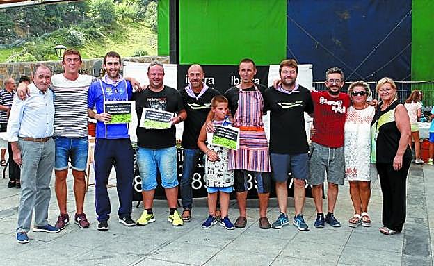 Ganadores del concurso con los jurados. 