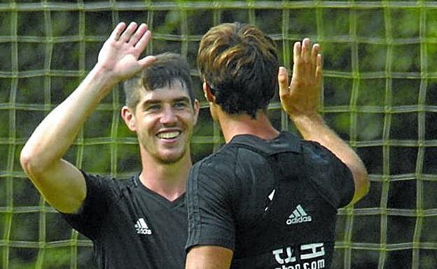 Artiz se dispone a chocar la mano con Xabi Prieto. 