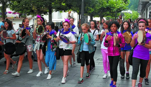 Kalejira. Trikitixa Eskolako ikasleak aurtengo San Juan jaietan egin zuten kalejira batean.