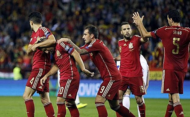 Los jugadores de la selección celebran uno de sus goles. 