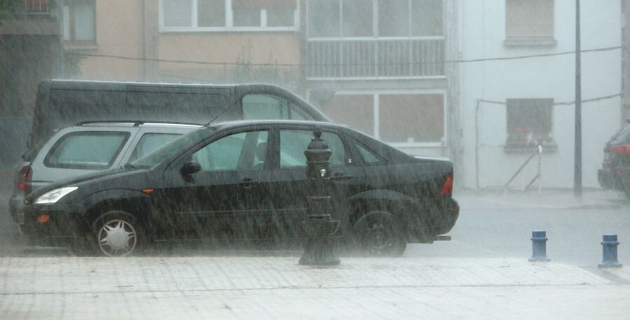 La gran tormenta que ha cruzado Gipuzkoa de oeste a este ha dejado un reguero de balsas de agua en las calles y cortes de luz. Las zonas más afectadas hansido Donostia, Zarautz, Azkoitia o Andoain
