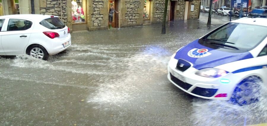 La gran tormenta que ha cruzado Gipuzkoa de oeste a este ha dejado un reguero de balsas de agua en las calles y cortes de luz. Las zonas más afectadas hansido Donostia, Zarautz, Azkoitia o Andoain