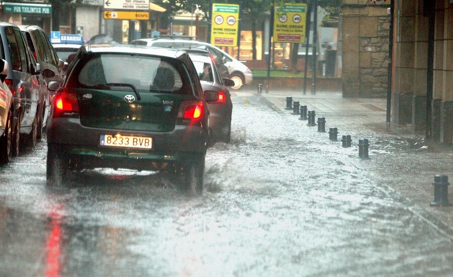 La gran tormenta que ha cruzado Gipuzkoa de oeste a este ha dejado un reguero de balsas de agua en las calles y cortes de luz. Las zonas más afectadas hansido Donostia, Zarautz, Azkoitia o Andoain