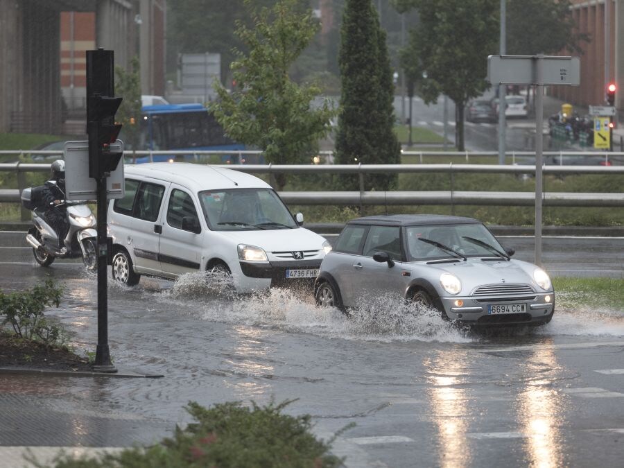 Las fuertes tormentas han anegado las calles en los barrios donostiarras. 