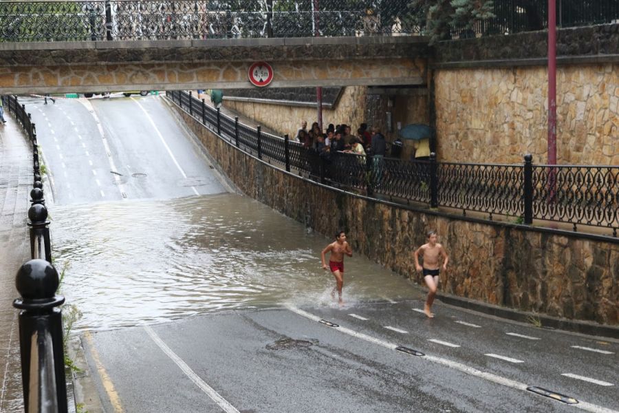 La gran tormenta que ha cruzado Gipuzkoa de oeste a este ha dejado un reguero de balsas de agua en las calles y cortes de luz. Las zonas más afectadas hansido Donostia, Zarautz, Azkoitia o Andoain