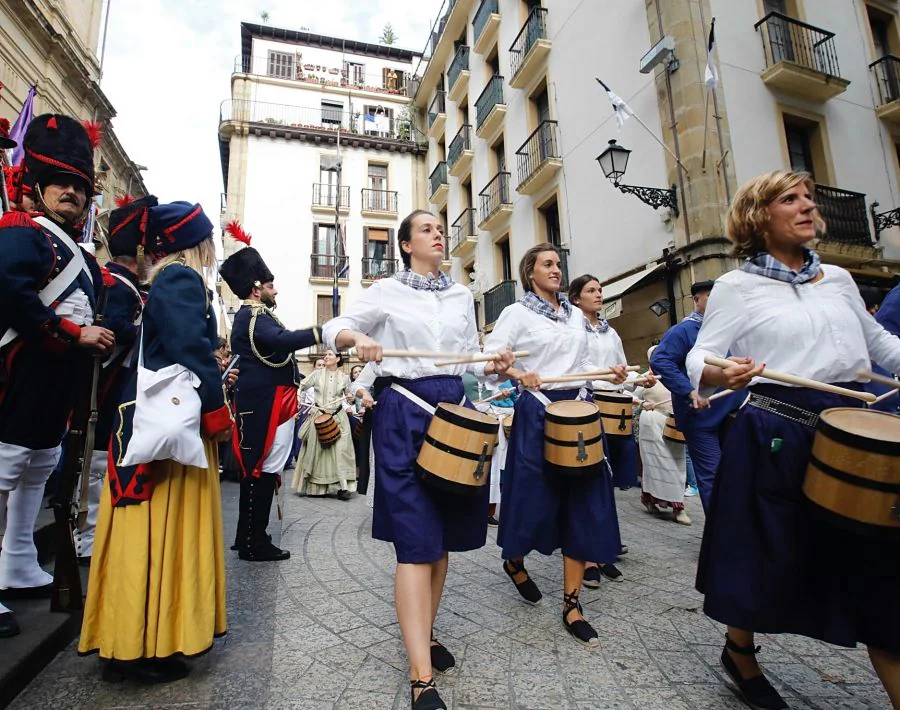 La tradición se repite año tras año y este jueves, 31 de agosto, Donostia recuerda el asalto, saqueo y quema de la ciudad hace 204 años por parte de las tropas anglo-portuguesas durante la Guerra de la Independencia para expulsar al ejército francés.