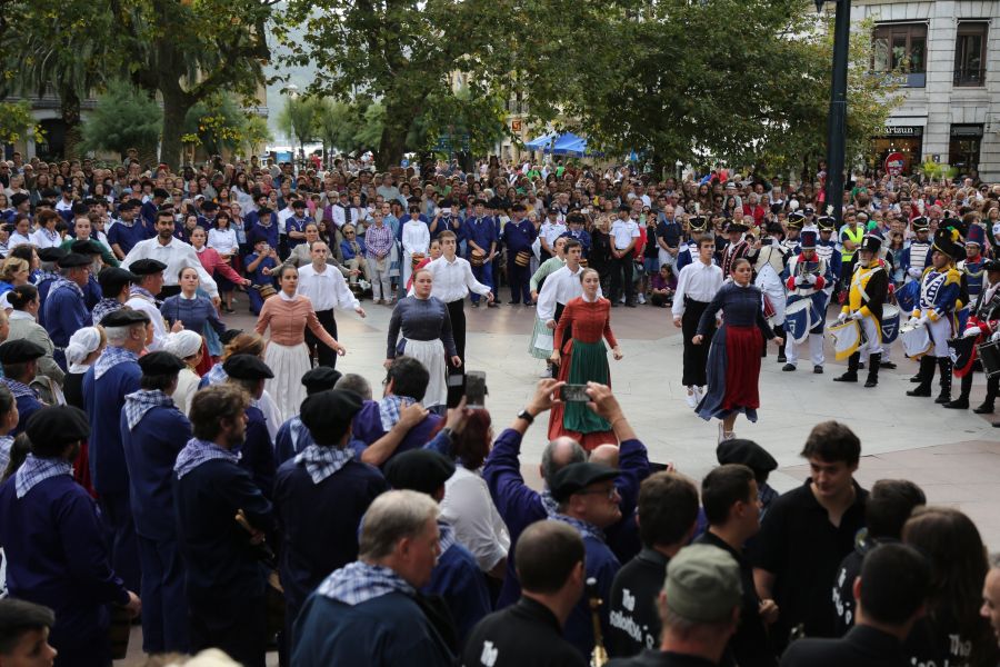 La tradición se repite año tras año y este jueves, 31 de agosto, Donostia recuerda el asalto, saqueo y quema de la ciudad hace 204 años por parte de las tropas anglo-portuguesas durante la Guerra de la Independencia para expulsar al ejército francés.