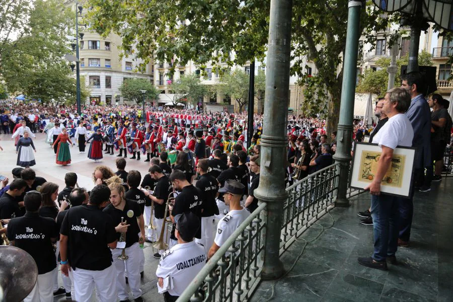 La tradición se repite año tras año y este jueves, 31 de agosto, Donostia recuerda el asalto, saqueo y quema de la ciudad hace 204 años por parte de las tropas anglo-portuguesas durante la Guerra de la Independencia para expulsar al ejército francés.