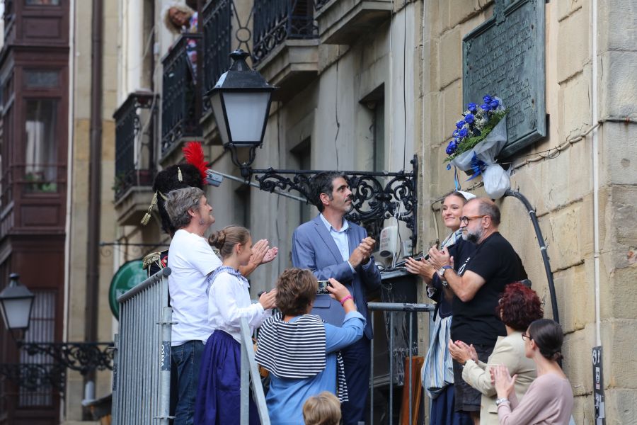 La tradición se repite año tras año y este jueves, 31 de agosto, Donostia recuerda el asalto, saqueo y quema de la ciudad hace 204 años por parte de las tropas anglo-portuguesas durante la Guerra de la Independencia para expulsar al ejército francés.