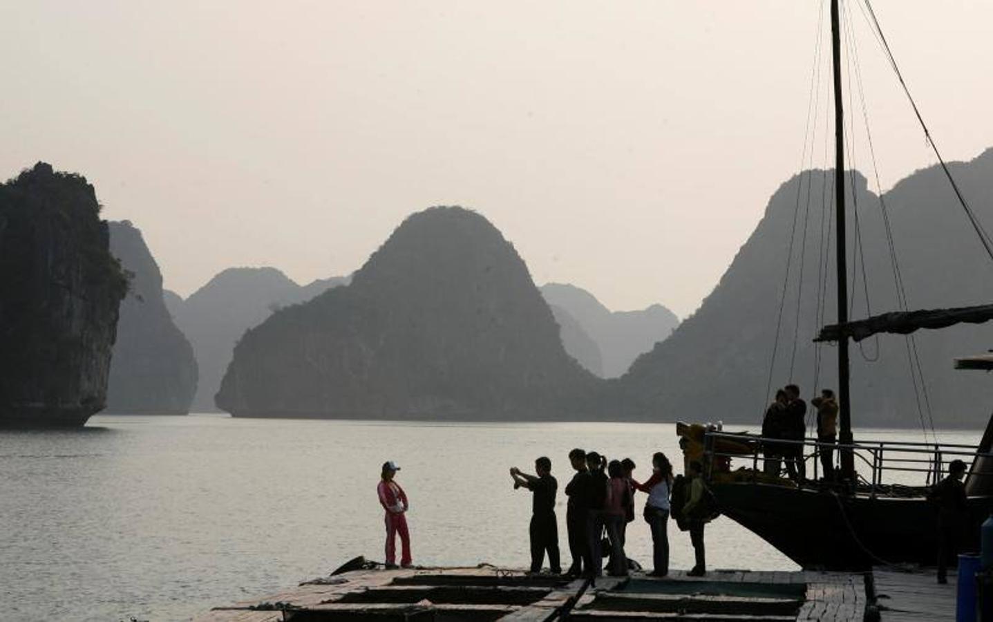 Turistas chinos en la bahía de Ha Long, en Vietnam. 