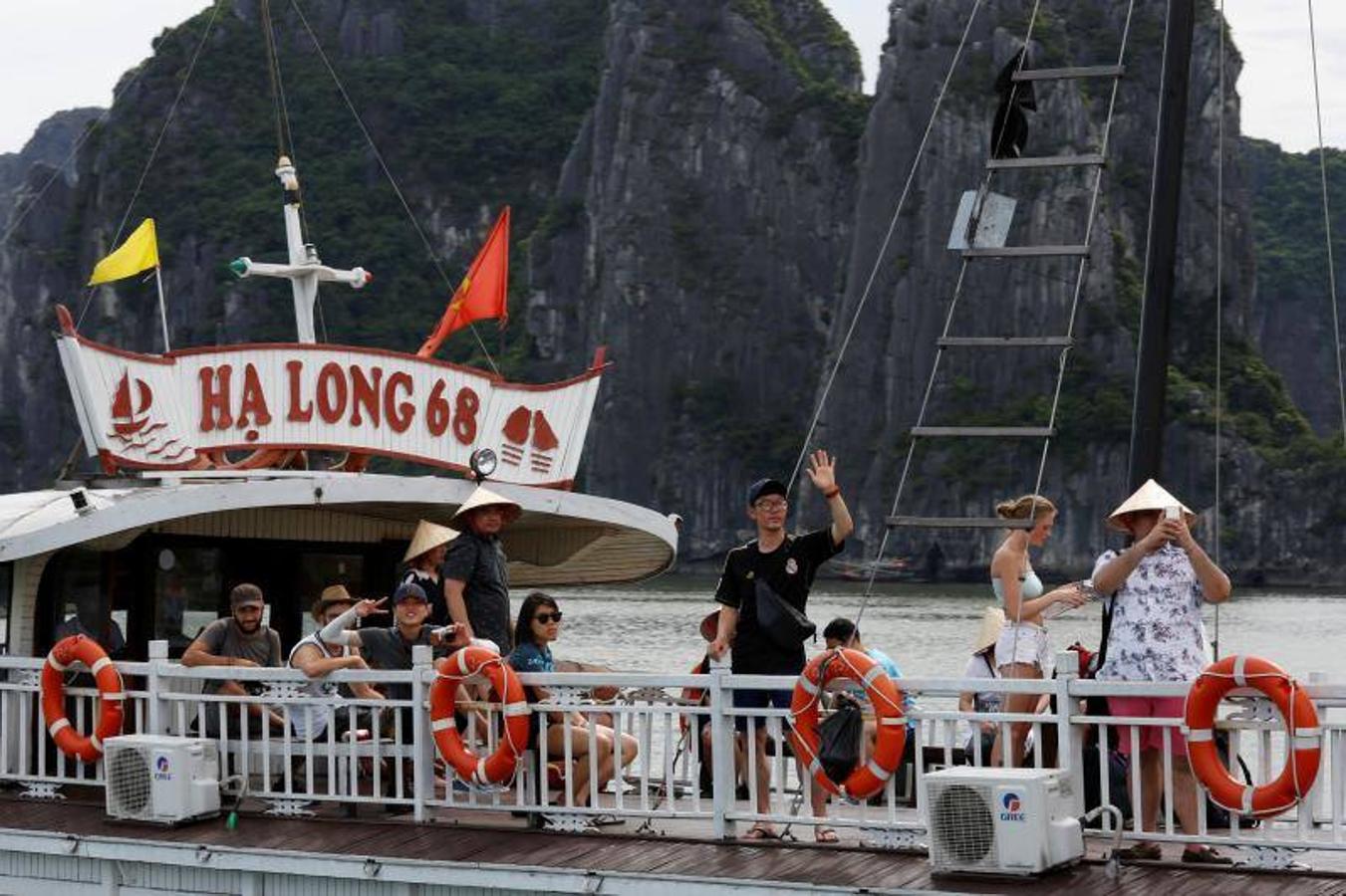 Turistas chinos en la bahía de Ha Long, en Vietnam. 