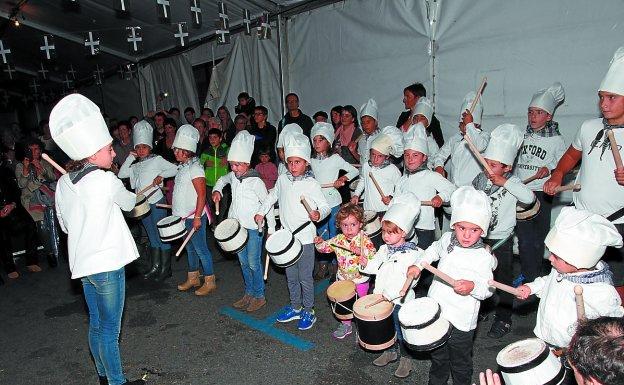 Tamborrada del año pasado en las fiestas de Eskarabilla.