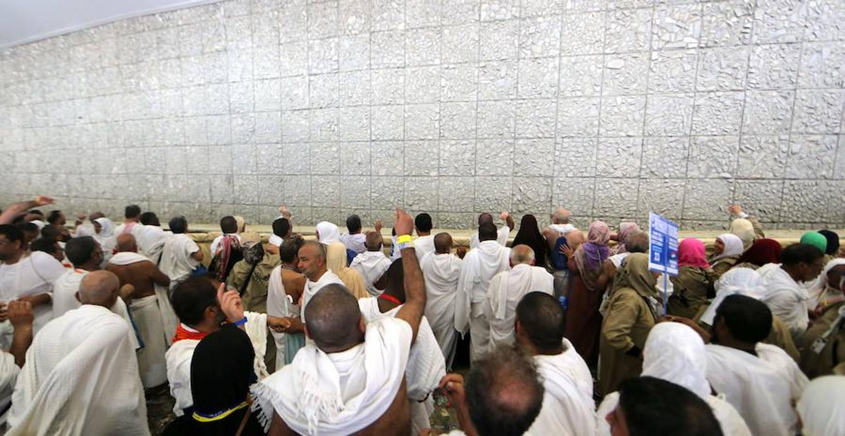 Millones de peregrinos han realizado el ritual donde se lanzan pequeñas piedras para espantar al diablo en el puente Jamarat de La Meca (Arabia Saudí). El ritual hace parte del hach, la tradicional peregrinación musulmana anual a La Meca. 