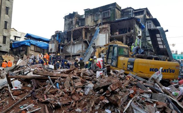 Aumenta a 34 la cifra de muertos por el derrumbe de un edificio en Bombay