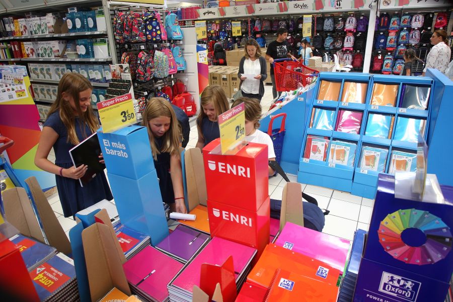 Los centros Carrefour Goierri y Oiartzun acogen hasta este sábado la campaña ‘Vuelta al Cole Solidaria’, una iniciativa impulsada por la Fundación Solidaridad Carrefour en colaboración con Cruz Roja que busca reducir el impacto económico que supone la compra de material escolar para miles de familias con escasos recursos.