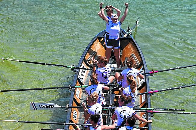 Las chicas celebran su victoria en Donostia.