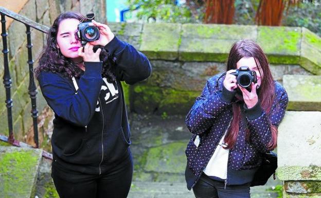 Fotografía digital. Dos jóvenes participando en una salida por Donibane dentro de un curso ya impartido.