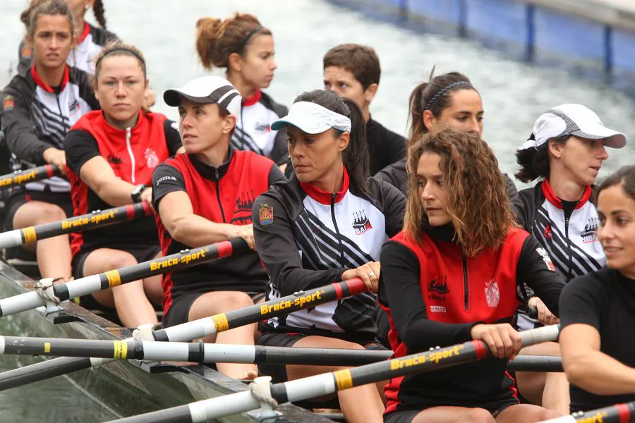 San Juan frente a Hibaika. Las tricampeonas frente a las que han sido sus víctimas nunca por más de tres segundos. Las dos embarcaciones guipuzcoanas partían como favoritas a la victoria en la décima edición de la Bandera de La Concha femenina.... y no han defraudado en la primera jornada.