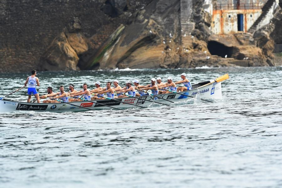 La trainera de Bermeo ha tomado ventaja en la disputa de la 122 edición de la Bandera La Concha, con récord histórico de 18:53.52, tiempo que no le asegura el triunfo ya que Hondarribia -a cuatro segundos- y Orio -a casi diez- mantienen sus opciones de cara a la jornada decisiva del próximo domingo.