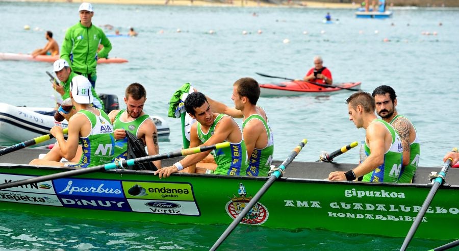 La trainera de Bermeo ha tomado ventaja en la disputa de la 122 edición de la Bandera La Concha, con récord histórico de 18:53.52, tiempo que no le asegura el triunfo ya que Hondarribia -a cuatro segundos- y Orio -a casi diez- mantienen sus opciones de cara a la jornada decisiva del próximo domingo.