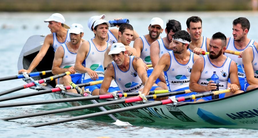 La trainera de Bermeo ha tomado ventaja en la disputa de la 122 edición de la Bandera La Concha, con récord histórico de 18:53.52, tiempo que no le asegura el triunfo ya que Hondarribia -a cuatro segundos- y Orio -a casi diez- mantienen sus opciones de cara a la jornada decisiva del próximo domingo.