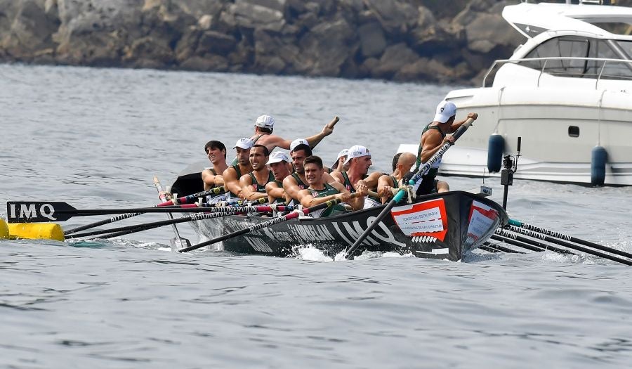 La trainera de Bermeo ha tomado ventaja en la disputa de la 122 edición de la Bandera La Concha, con récord histórico de 18:53.52, tiempo que no le asegura el triunfo ya que Hondarribia -a cuatro segundos- y Orio -a casi diez- mantienen sus opciones de cara a la jornada decisiva del próximo domingo.