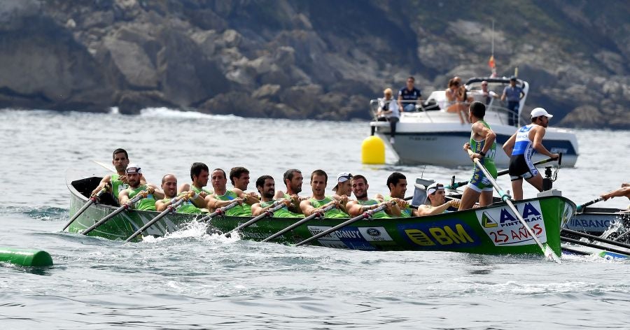 La trainera de Bermeo ha tomado ventaja en la disputa de la 122 edición de la Bandera La Concha, con récord histórico de 18:53.52, tiempo que no le asegura el triunfo ya que Hondarribia -a cuatro segundos- y Orio -a casi diez- mantienen sus opciones de cara a la jornada decisiva del próximo domingo.