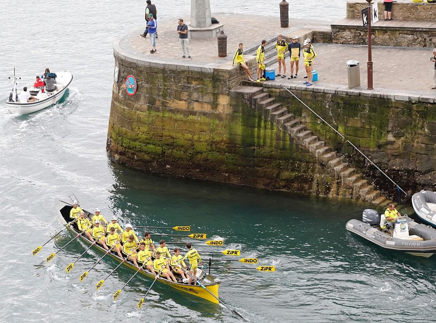 La trainera de Bermeo ha tomado ventaja en la disputa de la 122 edición de la Bandera La Concha, con récord histórico de 18:53.52, tiempo que no le asegura el triunfo ya que Hondarribia -a cuatro segundos- y Orio -a casi diez- mantienen sus opciones de cara a la jornada decisiva del próximo domingo.