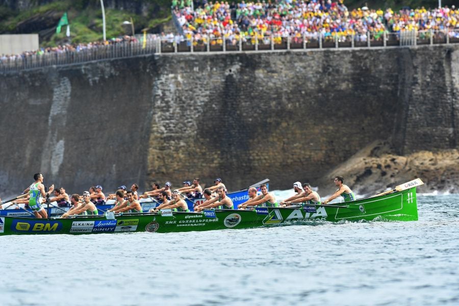 La trainera de Bermeo ha tomado ventaja en la disputa de la 122 edición de la Bandera La Concha, con récord histórico de 18:53.52, tiempo que no le asegura el triunfo ya que Hondarribia -a cuatro segundos- y Orio -a casi diez- mantienen sus opciones de cara a la jornada decisiva del próximo domingo.