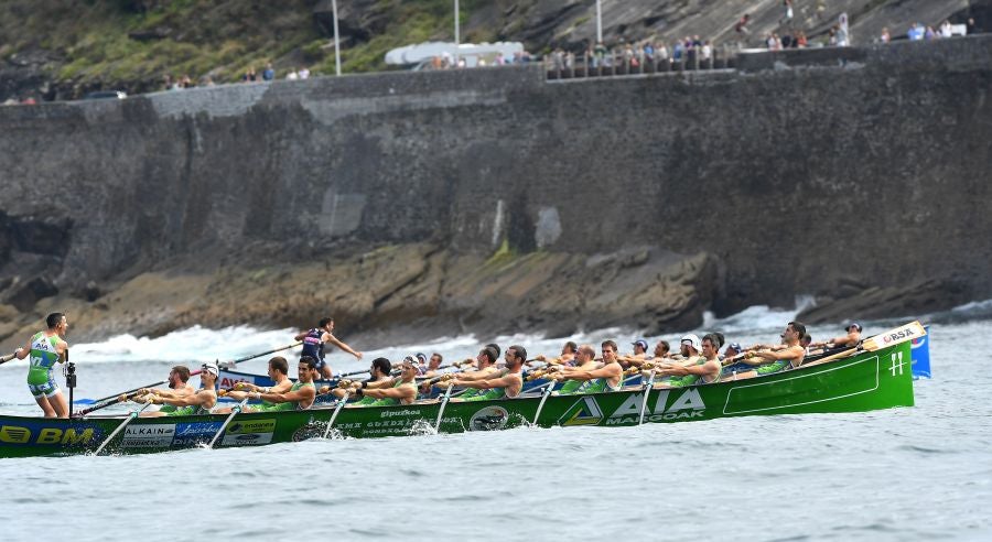 La trainera de Bermeo ha tomado ventaja en la disputa de la 122 edición de la Bandera La Concha, con récord histórico de 18:53.52, tiempo que no le asegura el triunfo ya que Hondarribia -a cuatro segundos- y Orio -a casi diez- mantienen sus opciones de cara a la jornada decisiva del próximo domingo.