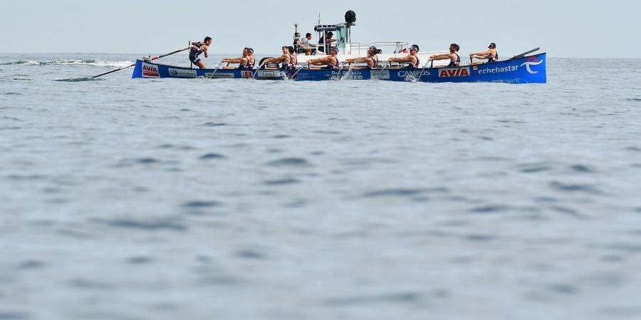 La trainera de Bermeo ha tomado ventaja en la disputa de la 122 edición de la Bandera La Concha, con récord histórico de 18:53.52, tiempo que no le asegura el triunfo ya que Hondarribia -a cuatro segundos- y Orio -a casi diez- mantienen sus opciones de cara a la jornada decisiva del próximo domingo.