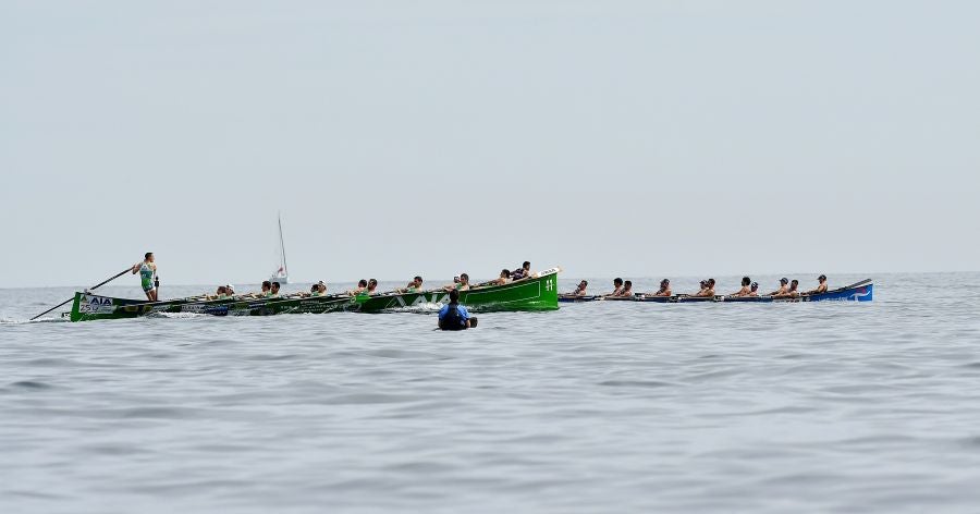 La trainera de Bermeo ha tomado ventaja en la disputa de la 122 edición de la Bandera La Concha, con récord histórico de 18:53.52, tiempo que no le asegura el triunfo ya que Hondarribia -a cuatro segundos- y Orio -a casi diez- mantienen sus opciones de cara a la jornada decisiva del próximo domingo.